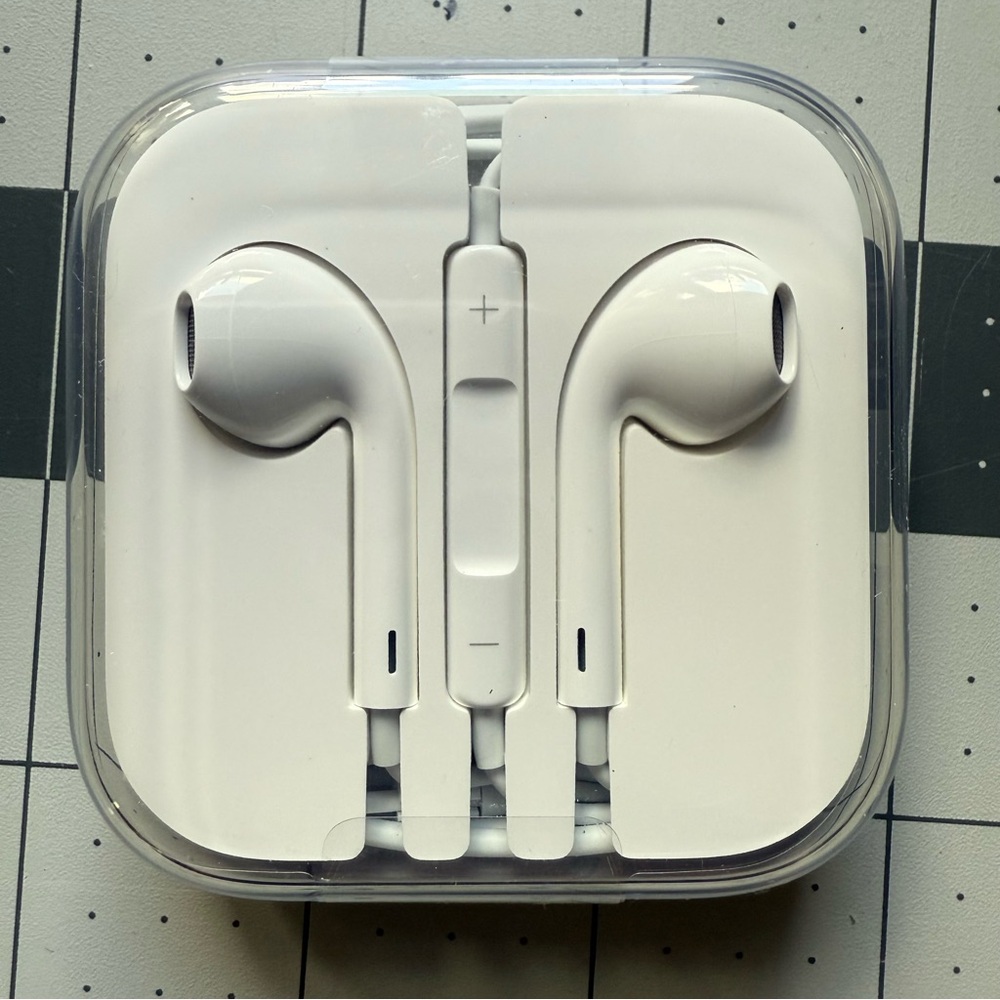 Apple iPhone Wired Earpod 3.5mm Headphones NEW